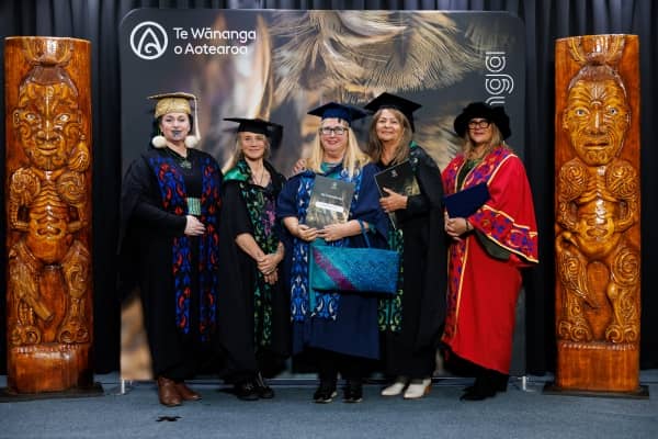Amelia graduacio a través de Maunga Kura Toi — Bachelor of Māori Indigenous Art a Te Wānanga o Aotearoa