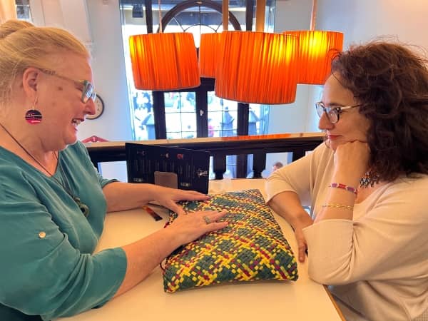 Amelia amb una clienta satisfeta